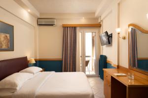 A bed or beds in a room at Hotel Ntinas