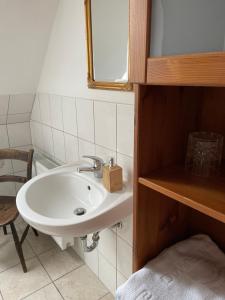 W łazience znajduje się umywalka i lustro. w obiekcie Pension Haus Magarethe am Meer Poel w mieście Wyspa Poel