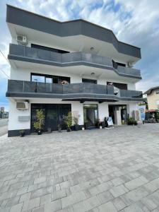 ein großes weißes Gebäude mit einem Innenhof davor in der Unterkunft Apartmani MURIC Ljubljana in Ljubljana