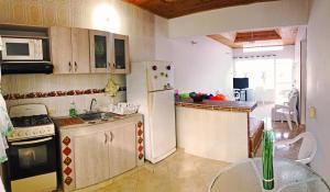 Virtuve vai virtuves zona naktsmītnē Acogedora casa condominio con piscina en Girardot