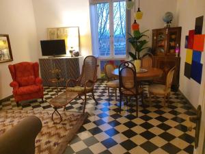 - un salon avec une table et des chaises dans l'établissement Home Rome Lepanto, à Rome