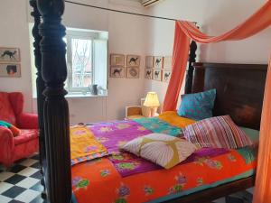 um quarto com uma cama de dossel grande em Home Rome Lepanto em Roma