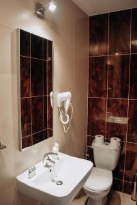 łazienka z toaletą i umywalką w obiekcie Redwood Hostel w mieście Lublin +12 zdjęć