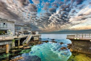 una vista del agua cerca de un muelle en 3263 Villa by the Sea townhouse en Pacific Grove