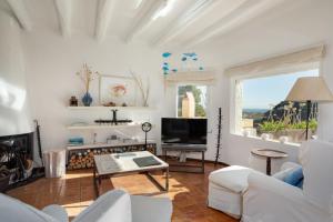 un soggiorno con un divano e una TV di Flateli Sa Tuna 3 a Begur