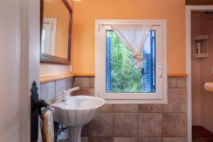 un bagno con lavandino e finestra di Flateli Sa Tuna 3 a Begur Altre 39 foto
