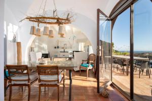 una sala da pranzo con tavolo e sedie di Flateli Sa Tuna 3 a Begur