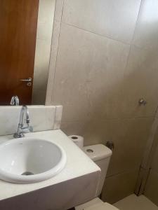 Een badkamer bij El Nassr suits