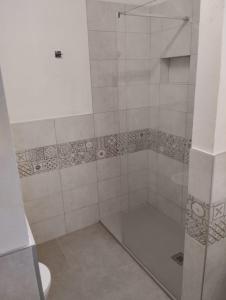 チェゼナーティコにあるHotel Abel & Residenceのバスルーム(ガラスドア付きのシャワー付)