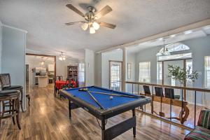uma mesa de bilhar numa sala de estar com uma ventoinha de tecto em Lakefront Shelby Vacation Rental with Game Room! em Shelby