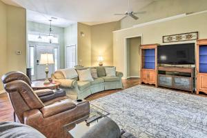 sala de estar con sofá y TV en Ocala Getaway Near Golf and World Equestrian Center, en Ocala Ridge