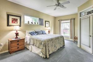Katil atau katil-katil dalam bilik di Ocala Getaway Near Golf and World Equestrian Center