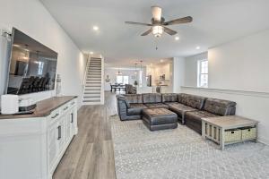 Televisyen dan/atau pusat hiburan di New Townhome Less Than Half Mi to Beach!
