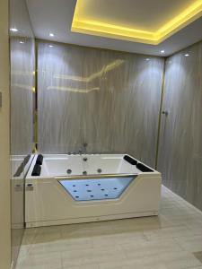 a bath tub with a sink in a room at قولد تاور in Khamis Mushayt