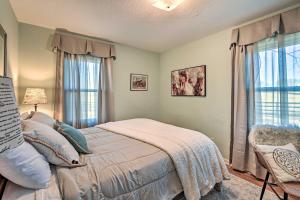 een slaapkamer met een bed en een raam bij Lexington Vacation Home about 6 Mi to Horse Park! in Lexington