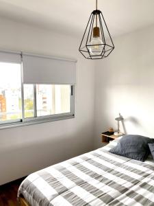 a bedroom with a bed and a window at Dpto luminoso excelente zona in La Plata
