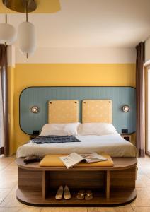 - une chambre avec un grand lit et une tête de lit verte dans l'établissement Hotel Jolly Roger, à Pietra Ligure