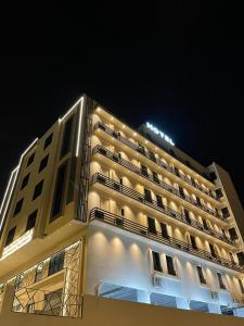 budynek z oświetleniem na górze w nocy w obiekcie سيفن سون للأجنحة الفندقية w mieście Abha