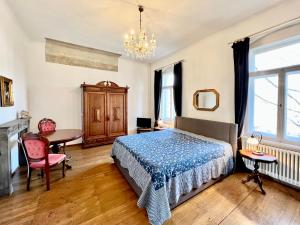 ein Schlafzimmer mit einem Bett und einem Tisch darin in der Unterkunft Wägner´s Heim in Dresden