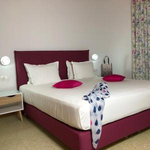 Un pat sau paturi într-o cameră la Laios Hotel (Adults Only)