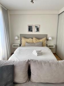 1 dormitorio con 1 cama blanca grande y 2 almohadas en Departamento de Lujo Belgrano 7A en Buenos Aires