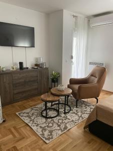 un soggiorno con divano e tavolo di Apartman TIM LUX 1 a Vrnjačka Banja