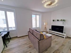uma sala de estar com um sofá e uma televisão em Gregbnb-com - T2 37m2 -1- Est - em Toulon