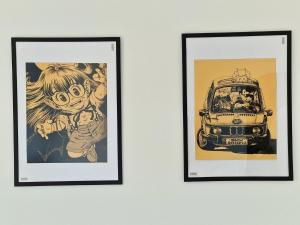 dois desenhos emoldurados de uma rapariga e um carro numa parede em Gregbnb-com - T2 37m2 -1- Est - em Toulon