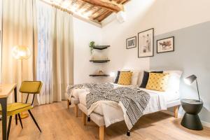 1 dormitorio con cama, mesa y escritorio en Horse Apartment nel centro di Siena, en Siena