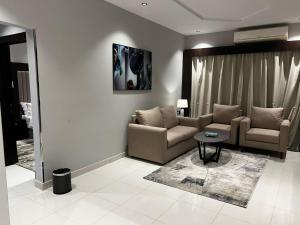 شقق البندقية للوحدات الفندقية ALBUNDUQI HOTEl في الرياض: غرفة معيشة مع كنبتين وطاولة