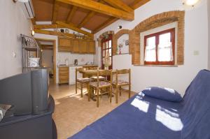 a living room with a bed and a kitchen at Mon Perin Castrum - Apartment Ivan in Bale