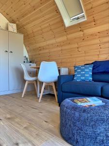 ein Wohnzimmer mit einem blauen Sofa und einem Tisch in der Unterkunft Finest Retreats - Deep Dale in York