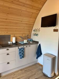 eine Küche mit einem Waschbecken und einem TV an der Wand in der Unterkunft Finest Retreats - Deep Dale in York