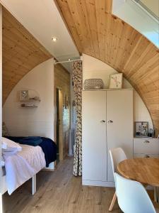 1 dormitorio con 1 cama y 1 mesa en una habitación en Finest Retreats - Deep Dale, en York