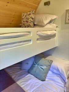 Litera en habitación con 2 camas en Finest Retreats - Deep Dale, en York
