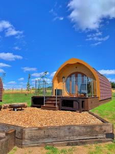 un gran edificio con forma de cúpula en un campo en Finest Retreats - Hundle Dale en York