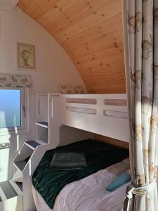 a bedroom with a bunk bed in a tiny house at Finest Retreats - Hundle Dale in York