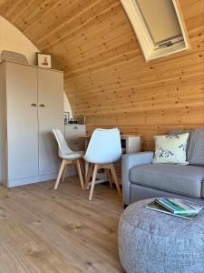 ein Wohnzimmer mit einem Sofa und einem Tisch in der Unterkunft Finest Retreats - Worm Dale in York