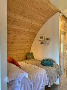 Bett in einem Zimmer mit Holzdecke in der Unterkunft Finest Retreats - Worm Dale in York