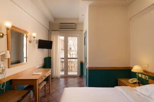 A television and/or entertainment centre at Hotel Ntinas