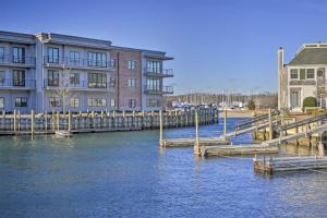 una masa de agua con edificios y un muelle en Quaint DT Greenport Apt - 2 Mi to Shelter Island!, en Greenport