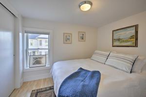 - une chambre avec un lit blanc et une fenêtre dans l'établissement Quaint DT Greenport Apt - 2 Mi to Shelter Island!, à Greenport