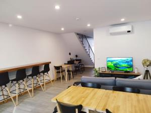 TV a/nebo společenská místnost v ubytování Santa Alegria Hostel + 17 fotografií