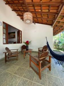 sala de estar con sillas y hamaca en Pousada Suites Nativas, en Trancoso