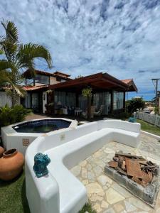 um quintal com uma piscina e uma casa em CASA EM JOÃO FERNANDES COM MAGNÍFICA VISTA AL MAR. em Búzios