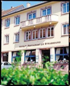 budynek z napisem na przodzie w obiekcie Hotel Restaurant "Le Strasbourg" w mieście Bitche