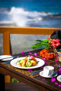 einen Tisch mit einem Obstteller darauf in der Unterkunft Namale All Inclusive Resort & Spa in Savusavu