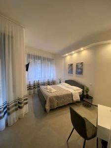 1 dormitorio con 1 cama, mesa y sillas en Residenza Via Verdi en Parma