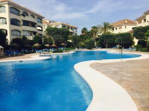 una piscina de agua azul en un complejo en Vista Hermosa Marbella, en Marbella