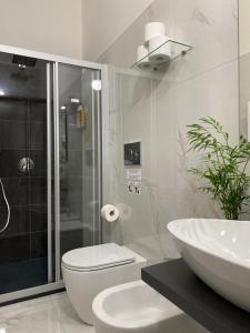 a bathroom with a shower and a toilet and a sink at Residenza Via Verdi in Parma